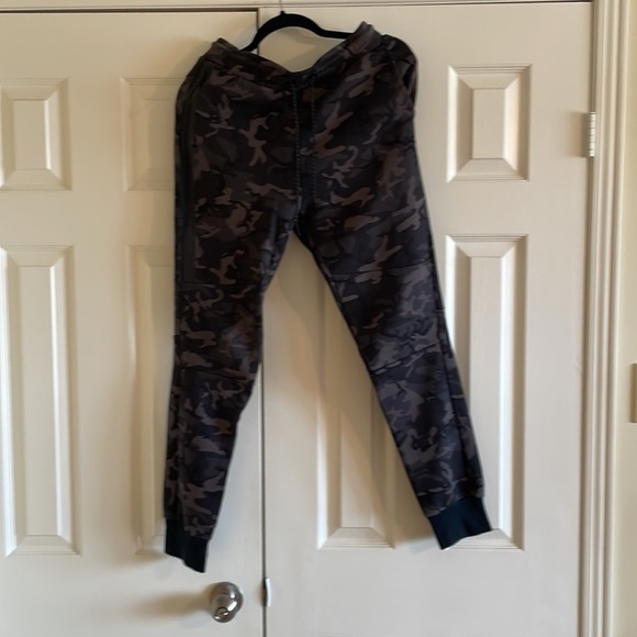 NIKE Tech Fleece Joggers Camo Size Small - Picture 3 of 13
